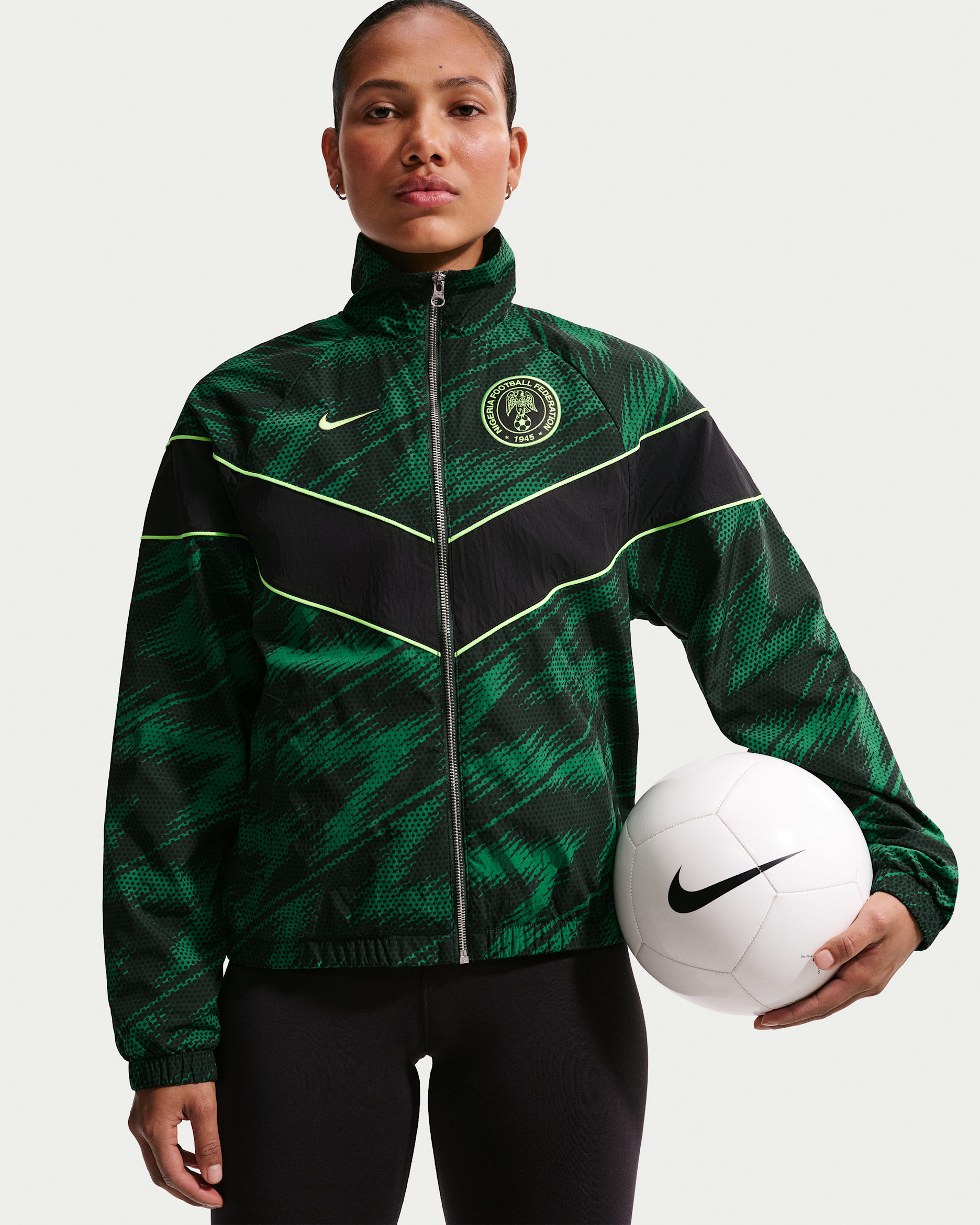 TFW49 オリーブグリーン ナイロン プルオーバー ジャケット Nigeria Windrunner Women's Nike Soccer UV Woven Jacket. Nike.com